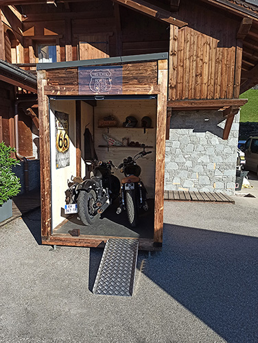 création de box pour motos en bois sur mesure en Haute-Savoie